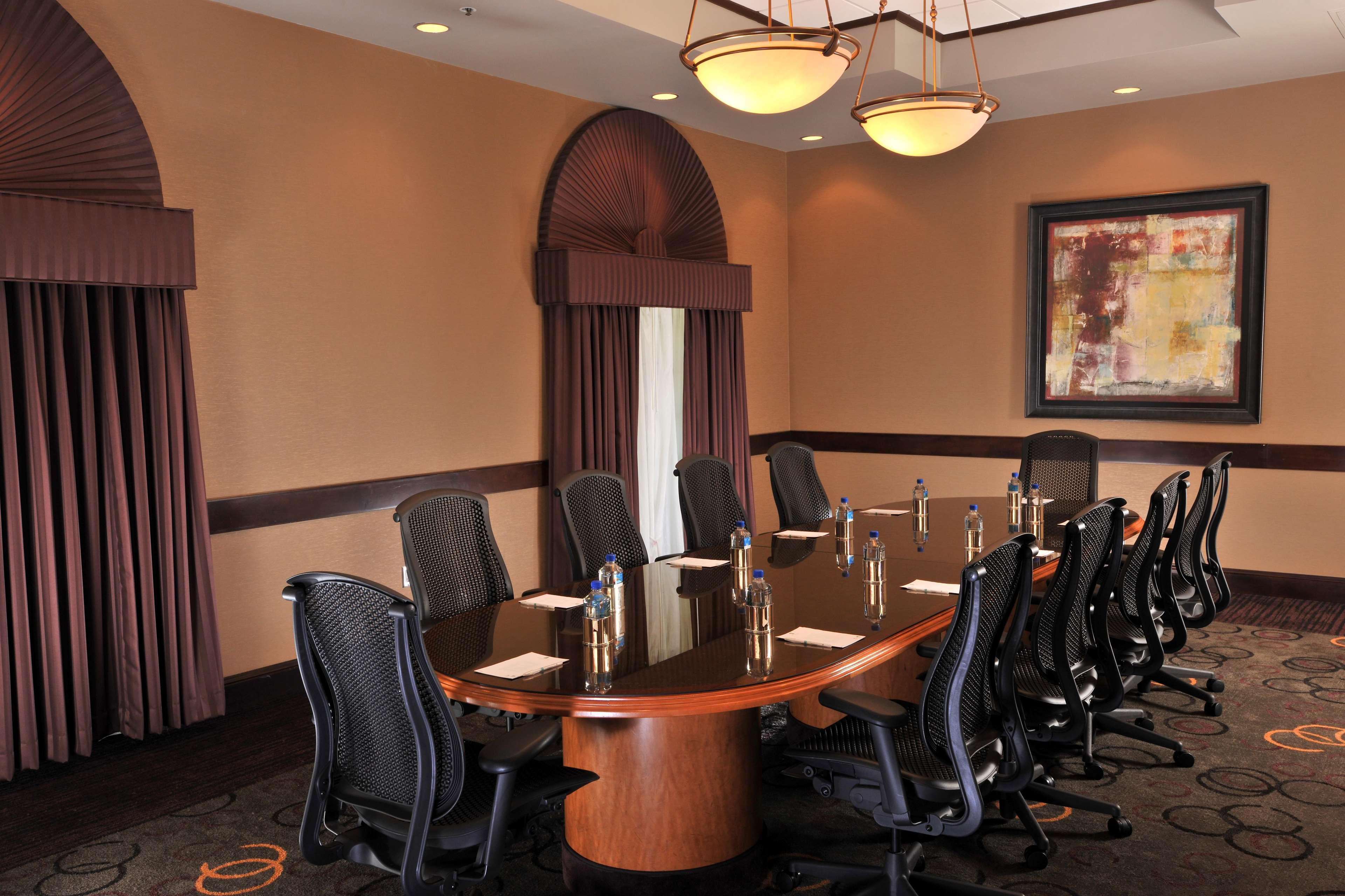 Embassy Suites Des Moines Downtown עסק תמונה